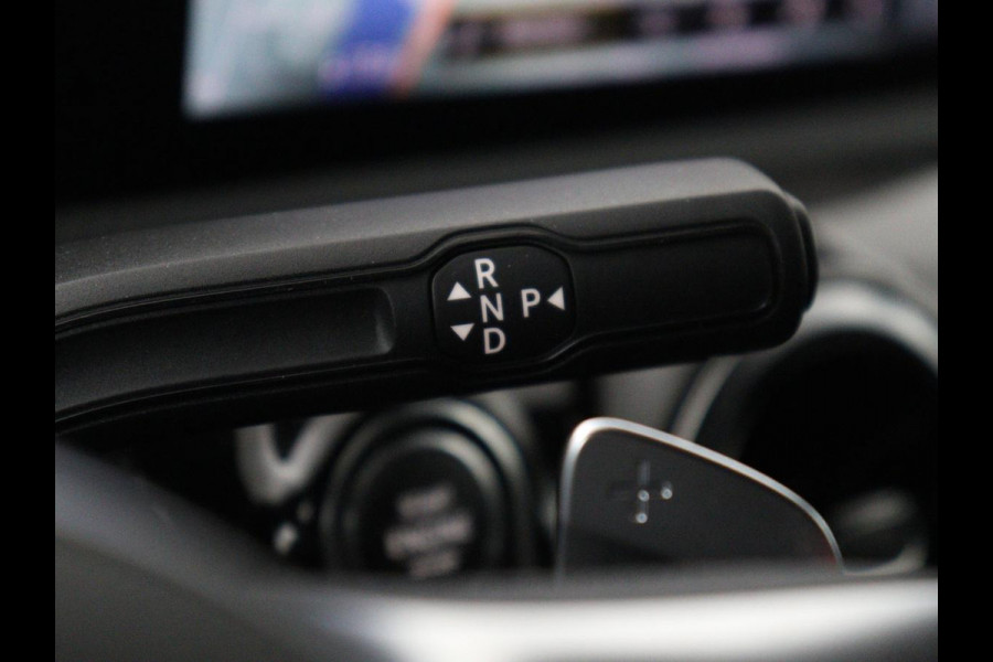 Mercedes-Benz CLA-Klasse 180 Business Solution AMG | Panoramadak | Leder/alcantara | Stoelverwarming | Cruise control | Navigatie | Carplay | Climate control | Camera | Park assist