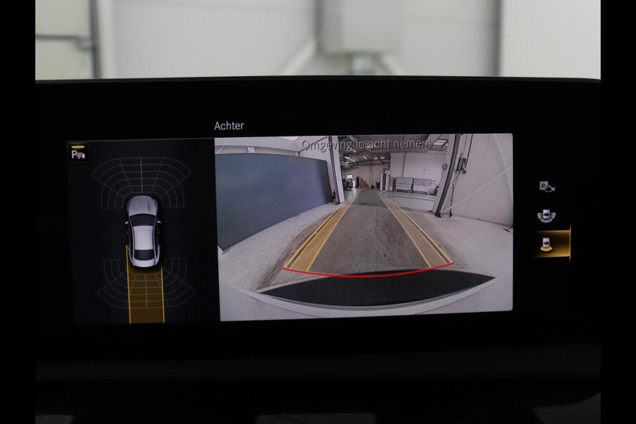 Mercedes-Benz CLA-Klasse 180 Business Solution AMG | Panoramadak | Leder/alcantara | Stoelverwarming | Cruise control | Navigatie | Carplay | Climate control | Camera | Park assist