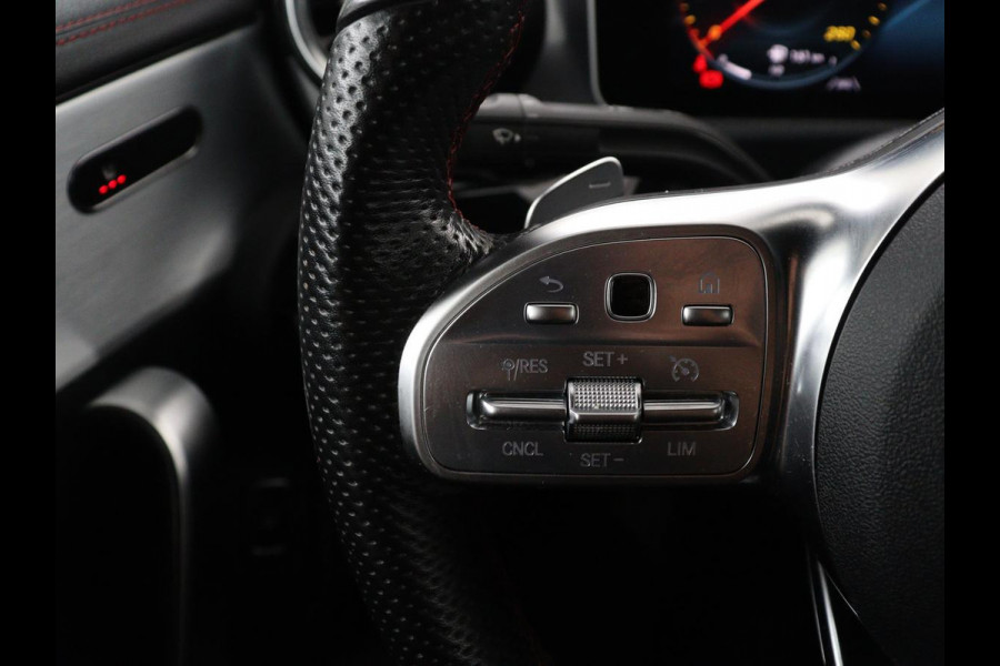 Mercedes-Benz CLA-Klasse 180 Business Solution AMG | Panoramadak | Leder/alcantara | Stoelverwarming | Cruise control | Navigatie | Carplay | Climate control | Camera | Park assist