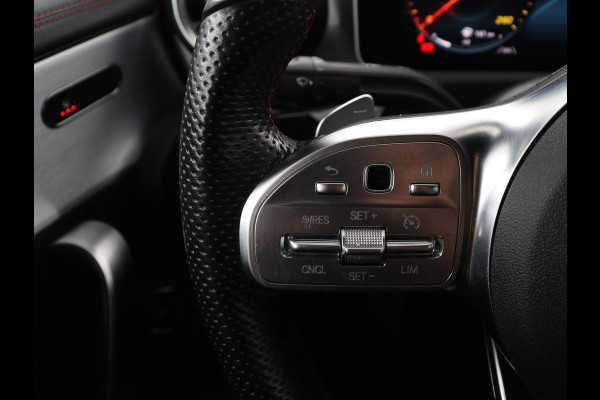Mercedes-Benz CLA-Klasse 180 Business Solution AMG | Panoramadak | Leder/alcantara | Stoelverwarming | Cruise control | Navigatie | Carplay | Climate control | Camera | Park assist