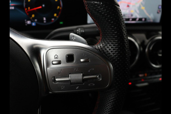 Mercedes-Benz CLA-Klasse 180 Business Solution AMG | Panoramadak | Leder/alcantara | Stoelverwarming | Cruise control | Navigatie | Carplay | Climate control | Camera | Park assist