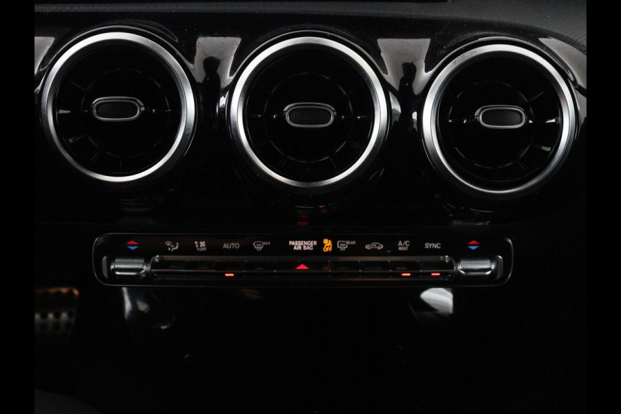 Mercedes-Benz CLA-Klasse 180 Business Solution AMG | Panoramadak | Leder/alcantara | Stoelverwarming | Cruise control | Navigatie | Carplay | Climate control | Camera | Park assist