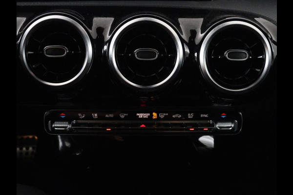 Mercedes-Benz CLA-Klasse 180 Business Solution AMG | Panoramadak | Leder/alcantara | Stoelverwarming | Cruise control | Navigatie | Carplay | Climate control | Camera | Park assist