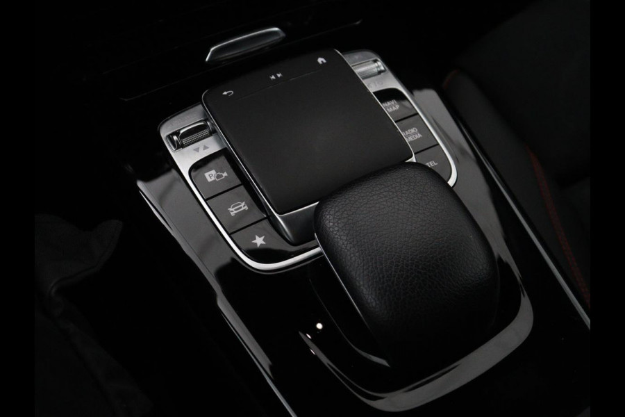 Mercedes-Benz CLA-Klasse 180 Business Solution AMG | Panoramadak | Leder/alcantara | Stoelverwarming | Cruise control | Navigatie | Carplay | Climate control | Camera | Park assist