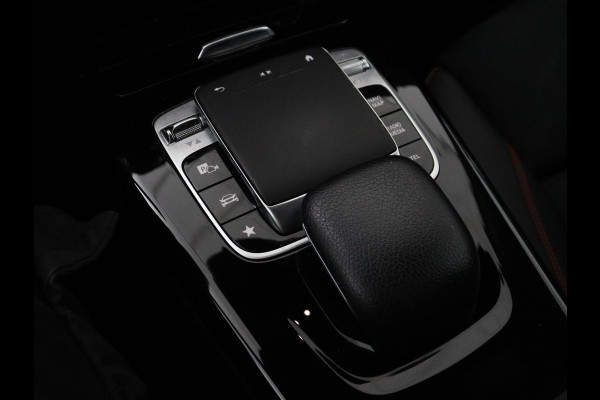Mercedes-Benz CLA-Klasse 180 Business Solution AMG | Panoramadak | Leder/alcantara | Stoelverwarming | Cruise control | Navigatie | Carplay | Climate control | Camera | Park assist