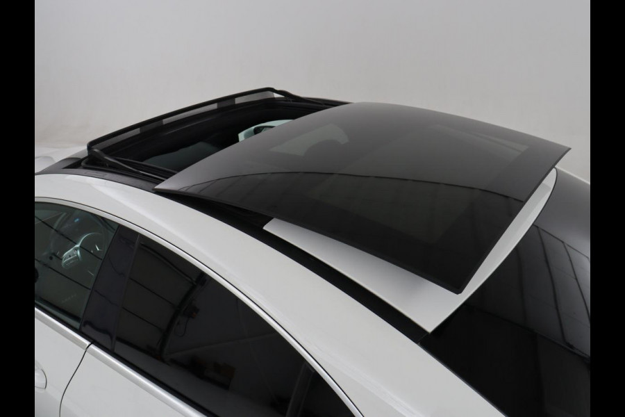 Mercedes-Benz CLA-Klasse 180 Business Solution AMG | Panoramadak | Leder/alcantara | Stoelverwarming | Cruise control | Navigatie | Carplay | Climate control | Camera | Park assist