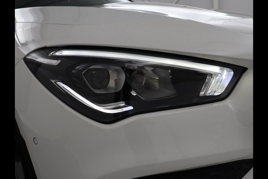 Mercedes-Benz CLA-Klasse 180 Business Solution AMG | Panoramadak | Leder/alcantara | Stoelverwarming | Cruise control | Navigatie | Carplay | Climate control | Camera | Park assist