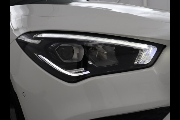 Mercedes-Benz CLA-Klasse 180 Business Solution AMG | Panoramadak | Leder/alcantara | Stoelverwarming | Cruise control | Navigatie | Carplay | Climate control | Camera | Park assist