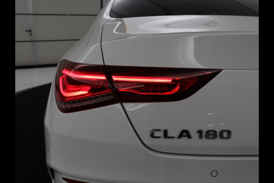 Mercedes-Benz CLA-Klasse 180 Business Solution AMG | Panoramadak | Leder/alcantara | Stoelverwarming | Cruise control | Navigatie | Carplay | Climate control | Camera | Park assist