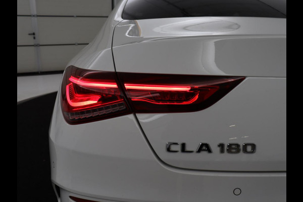 Mercedes-Benz CLA-Klasse 180 Business Solution AMG | Panoramadak | Leder/alcantara | Stoelverwarming | Cruise control | Navigatie | Carplay | Climate control | Camera | Park assist