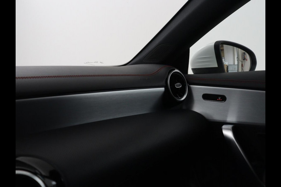 Mercedes-Benz CLA-Klasse 180 Business Solution AMG | Panoramadak | Leder/alcantara | Stoelverwarming | Cruise control | Navigatie | Carplay | Climate control | Camera | Park assist