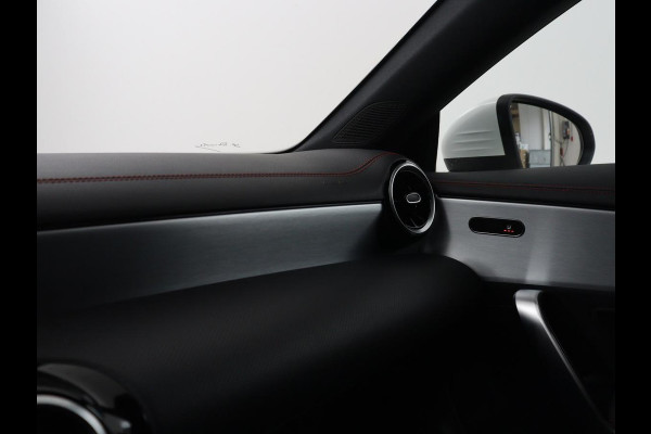 Mercedes-Benz CLA-Klasse 180 Business Solution AMG | Panoramadak | Leder/alcantara | Stoelverwarming | Cruise control | Navigatie | Carplay | Climate control | Camera | Park assist