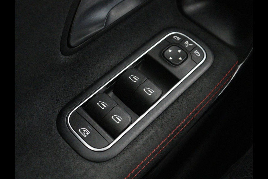 Mercedes-Benz CLA-Klasse 180 Business Solution AMG | Panoramadak | Leder/alcantara | Stoelverwarming | Cruise control | Navigatie | Carplay | Climate control | Camera | Park assist