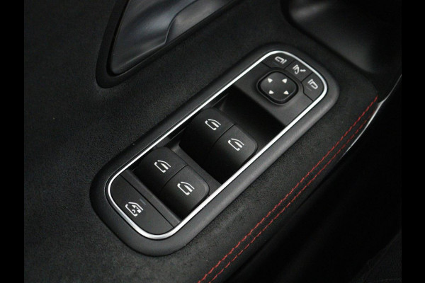 Mercedes-Benz CLA-Klasse 180 Business Solution AMG | Panoramadak | Leder/alcantara | Stoelverwarming | Cruise control | Navigatie | Carplay | Climate control | Camera | Park assist