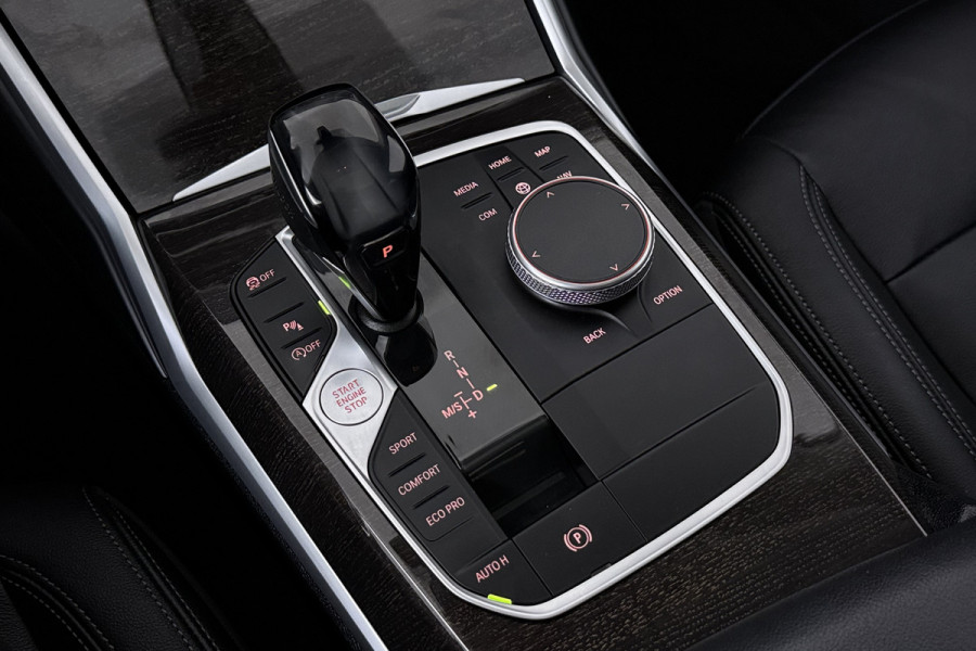 BMW 3-serie 320i High Executive (PANORAMADAK, DEALER ONDERHOUDEN, STUUR-/STOELVERWARMING, SFEERVERLICHTING)