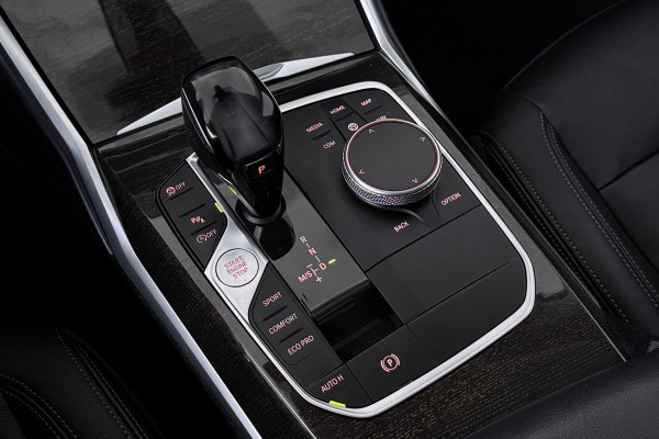 BMW 3-serie 320i High Executive (PANORAMADAK, DEALER ONDERHOUDEN, STUUR-/STOELVERWARMING, SFEERVERLICHTING)