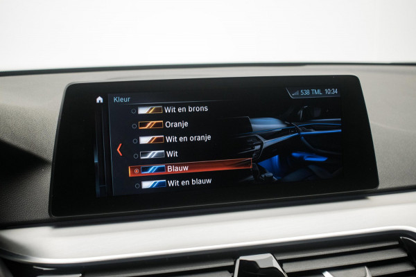 BMW 5 Serie Touring 520i High Executive Luxury Line NL-auto [ Adaptive Cruise Panoramadak Harman/Kardon El. Trekhaak 360 Camera ]