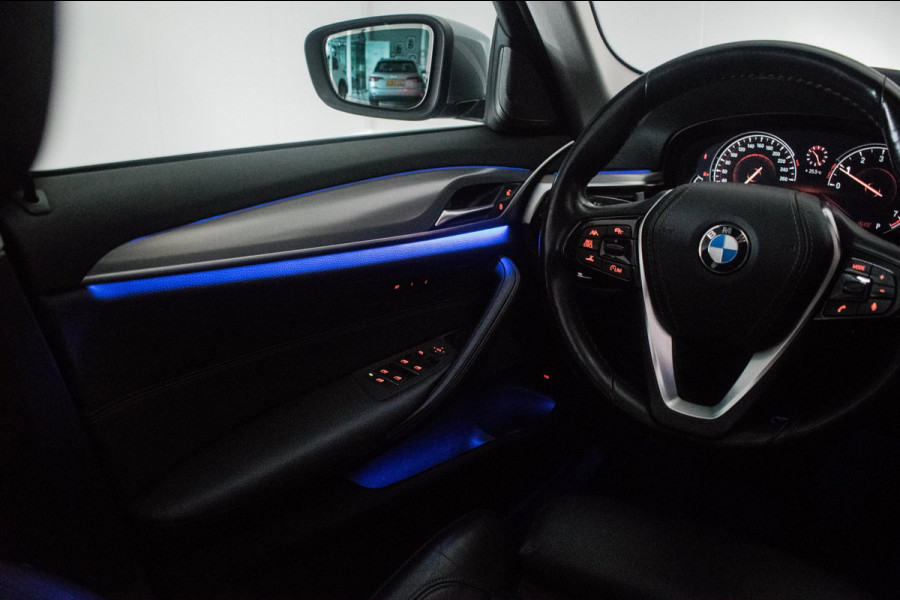 BMW 5 Serie Touring 520i High Executive Luxury Line NL-auto [ Adaptive Cruise Panoramadak Harman/Kardon El. Trekhaak 360 Camera ]