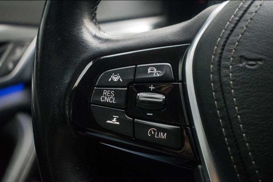 BMW 5 Serie Touring 520i High Executive Luxury Line NL-auto [ Adaptive Cruise Panoramadak Harman/Kardon El. Trekhaak 360 Camera ]