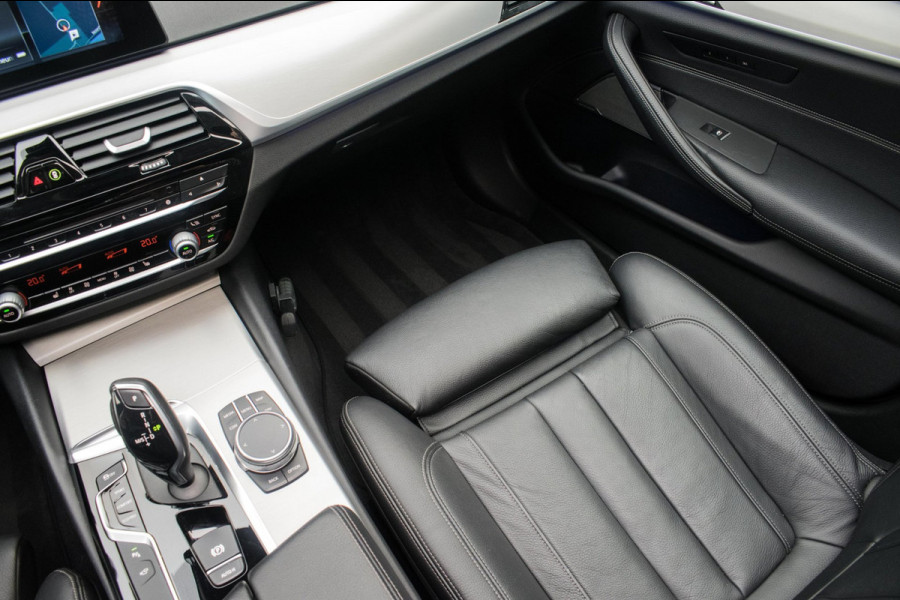 BMW 5 Serie Touring 520i High Executive Luxury Line NL-auto [ Adaptive Cruise Panoramadak Harman/Kardon El. Trekhaak 360 Camera ]