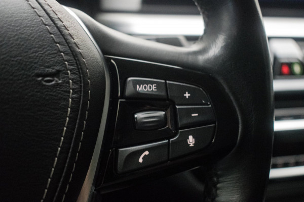 BMW 5 Serie Touring 520i High Executive Luxury Line NL-auto [ Adaptive Cruise Panoramadak Harman/Kardon El. Trekhaak 360 Camera ]