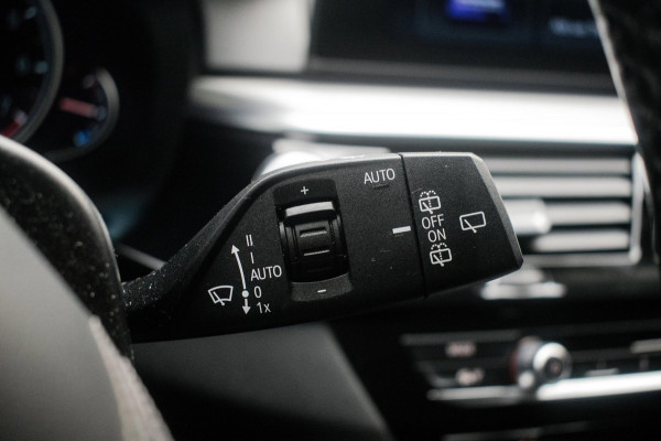BMW 5 Serie Touring 520i High Executive Luxury Line NL-auto [ Adaptive Cruise Panoramadak Harman/Kardon El. Trekhaak 360 Camera ]