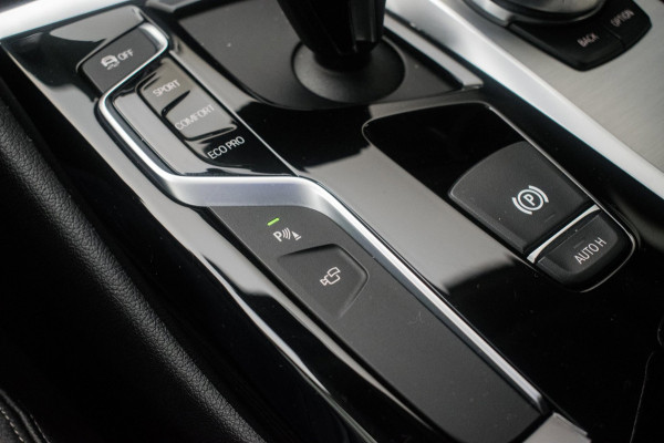 BMW 5 Serie Touring 520i High Executive Luxury Line NL-auto [ Adaptive Cruise Panoramadak Harman/Kardon El. Trekhaak 360 Camera ]