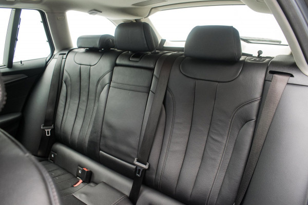 BMW 5 Serie Touring 520i High Executive Luxury Line NL-auto [ Adaptive Cruise Panoramadak Harman/Kardon El. Trekhaak 360 Camera ]