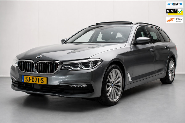 BMW 5 Serie Touring 520i High Executive Luxury Line NL-auto [ Adaptive Cruise Panoramadak Harman/Kardon El. Trekhaak 360 Camera ]