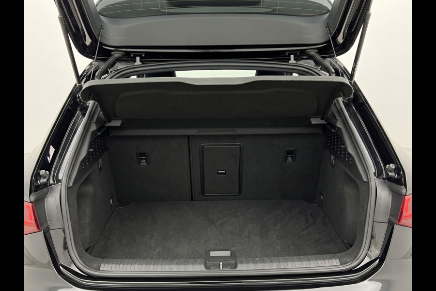 Audi A3 Sportback 30 TFSI S edition 110PK | S-line in & exterieur | Trekhaak | Stoelverwarming |