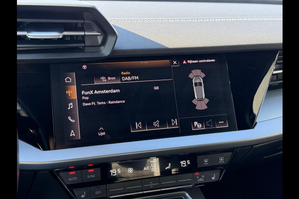 Audi A3 Sportback 30 TFSI S edition 110PK | S-line in & exterieur | Trekhaak | Stoelverwarming |