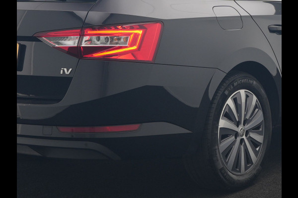 Škoda Superb Combi 1.4 TSI iV Business Edition PHEV 218pk Dealer O.H. | Adaptive Cruise | Camera | Stoelen Verwarmd | Apple Carplay | Navigatie | Crystal LED | DAB | Plug In Hybrid |