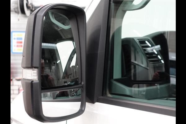Volkswagen Crafter 177pk Automaat L3H3 / L2H2 Airco Cruise control Navigatie Camera Apple Carplay Sidebars