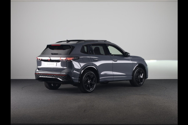 Volkswagen Tiguan 1.5 eHybrid R-Line Edition 204 pk Automaat (DSG) | Verlengde garantie | Navigatie | Panoramadak | Trekhaak (wegklapbaar) | Park assist | Rondomzicht camera | Head-up display | R-Line |