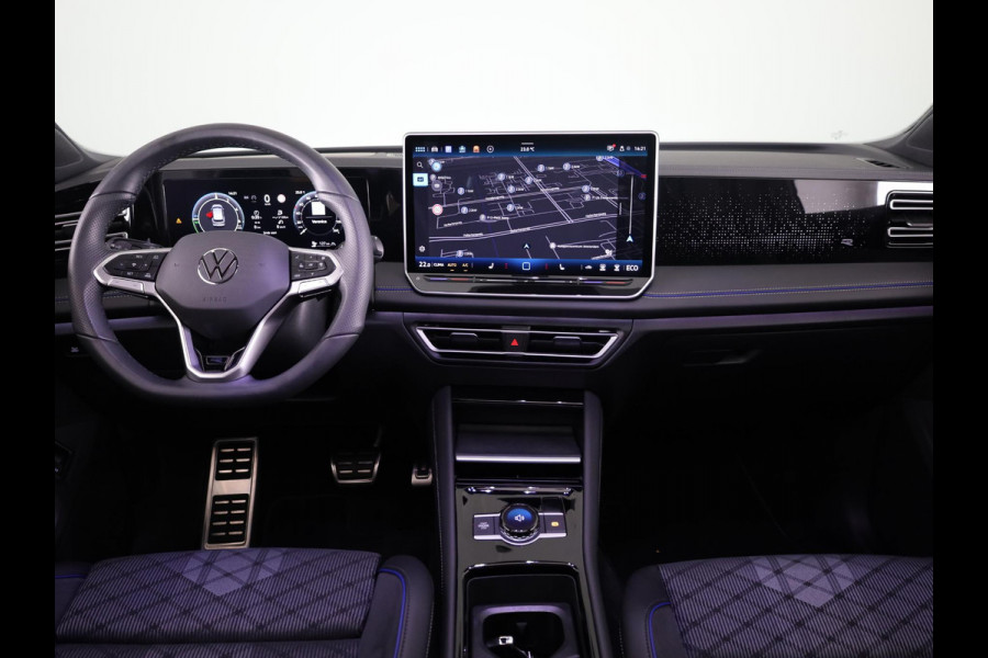 Volkswagen Tiguan 1.5 eHybrid R-Line Edition 204 pk Automaat (DSG) | Verlengde garantie | Navigatie | Panoramadak | Trekhaak (wegklapbaar) | Park assist | Rondomzicht camera | Head-up display | R-Line |