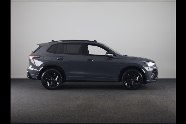 Volkswagen Tiguan 1.5 eHybrid R-Line Edition 204 pk Automaat (DSG) | Verlengde garantie | Navigatie | Panoramadak | Trekhaak (wegklapbaar) | Park assist | Rondomzicht camera | Head-up display | R-Line |