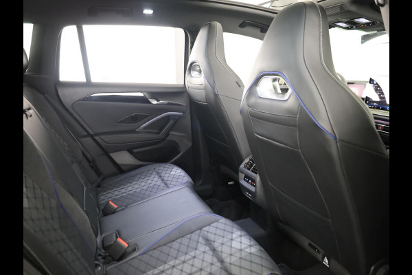 Volkswagen Tiguan 1.5 eHybrid R-Line Edition 204 pk Automaat (DSG) | Verlengde garantie | Navigatie | Panoramadak | Trekhaak (wegklapbaar) | Park assist | Rondomzicht camera | Head-up display | R-Line |