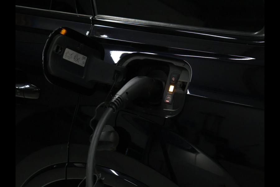 Audi Q7 60 TFSI e quattro Competition S Line [LUCHTVERING, TREKHAAK UITKLAPBAAR, SCHUIFDAK, BOSE 3D, MEMORY SEATS, 360° CAMERA, APPLE CARPLAY, STOELVERWARMING V+A, STOELVENTILATIE, STUURVERWARMING, ADAPTIVE CRUISE, NIEUWSTAAT]