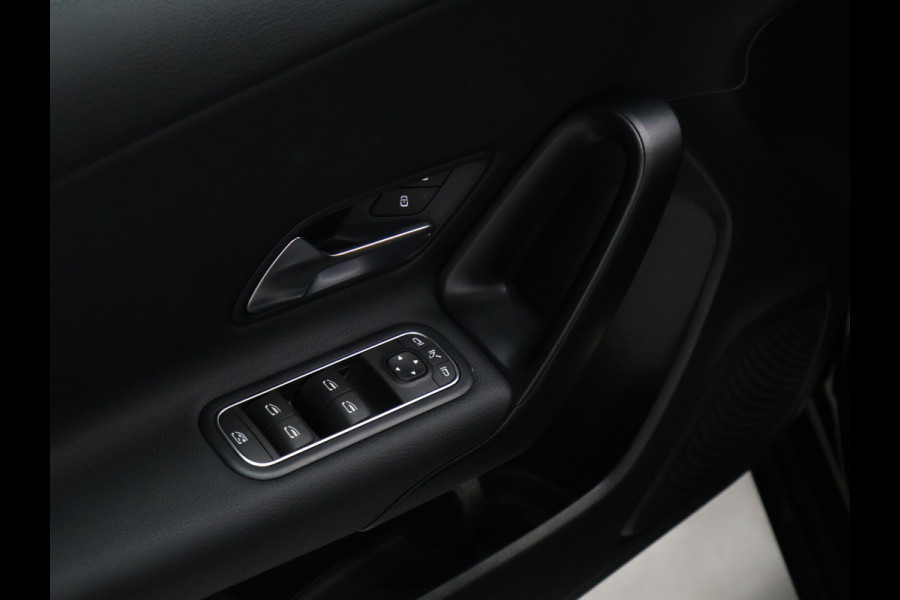 Mercedes-Benz A-Klasse 180 Business Solution AMG [SCHUIFKANTELDAK, CAMERA, STOELVERWARMING, BLUETOOTH, SCHAKELFLIPPERS, CRUISE, CLIMATE, NIEUWSTAAT]