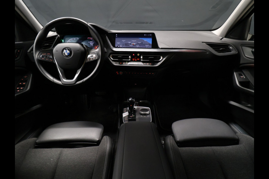 BMW 1-serie 118i Executive Edition [AFNEEMBARE TREKHAAK, APPLE CARPLAY, ANDROID, SPORTSTOELEN, PDC V+A, BMW LED, CRUISE, CLIMATE, NIEUWSTAAT]