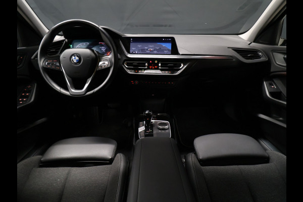 BMW 1-serie 118i Executive Edition [AFNEEMBARE TREKHAAK, APPLE CARPLAY, ANDROID, SPORTSTOELEN, PDC V+A, BMW LED, CRUISE, CLIMATE, NIEUWSTAAT]