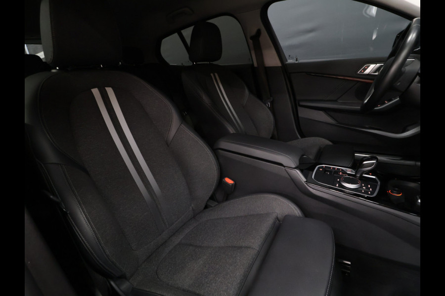 BMW 1-serie 118i Executive Edition [AFNEEMBARE TREKHAAK, APPLE CARPLAY, ANDROID, SPORTSTOELEN, PDC V+A, BMW LED, CRUISE, CLIMATE, NIEUWSTAAT]