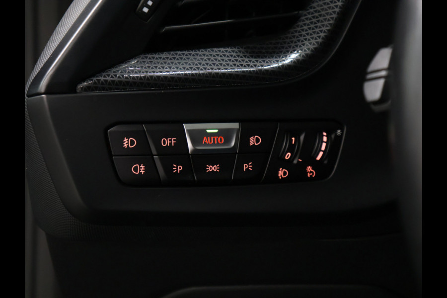BMW 1-serie 118i Executive Edition [AFNEEMBARE TREKHAAK, APPLE CARPLAY, ANDROID, SPORTSTOELEN, PDC V+A, BMW LED, CRUISE, CLIMATE, NIEUWSTAAT]
