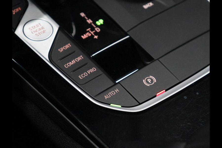 BMW 1-serie 118i Executive Edition [AFNEEMBARE TREKHAAK, APPLE CARPLAY, ANDROID, SPORTSTOELEN, PDC V+A, BMW LED, CRUISE, CLIMATE, NIEUWSTAAT]