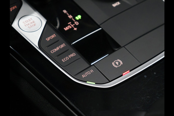 BMW 1-serie 118i Executive Edition [AFNEEMBARE TREKHAAK, APPLE CARPLAY, ANDROID, SPORTSTOELEN, PDC V+A, BMW LED, CRUISE, CLIMATE, NIEUWSTAAT]