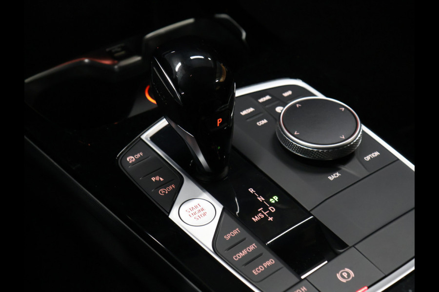 BMW 1-serie 118i Executive Edition [AFNEEMBARE TREKHAAK, APPLE CARPLAY, ANDROID, SPORTSTOELEN, PDC V+A, BMW LED, CRUISE, CLIMATE, NIEUWSTAAT]