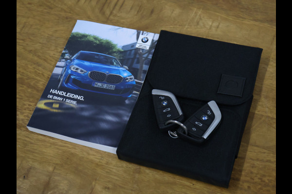 BMW 1-serie 118i Executive Edition [AFNEEMBARE TREKHAAK, APPLE CARPLAY, ANDROID, SPORTSTOELEN, PDC V+A, BMW LED, CRUISE, CLIMATE, NIEUWSTAAT]