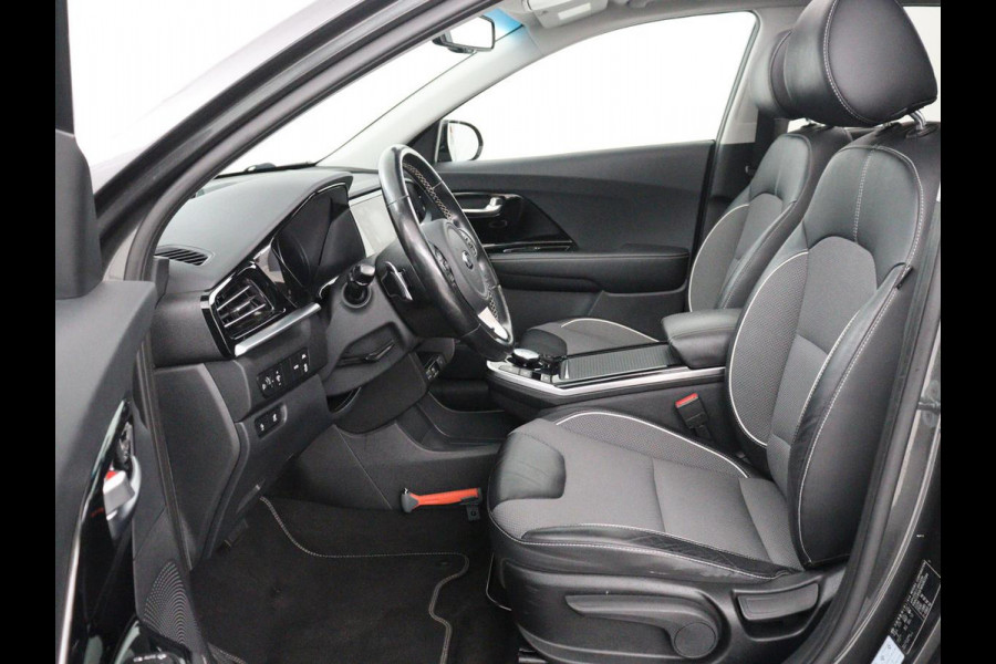Kia e-Niro DynamicPlusLine 64 kWh | SOH 95,3% | Panoramadak | Half leder | Stuur/stoel verwarming | Adaptive cruise | Lane assist | Climate control | Carplay | Camera | Park assist | Full LED
