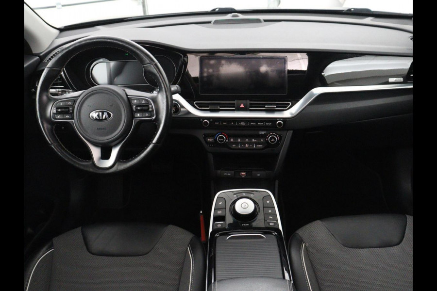 Kia e-Niro DynamicPlusLine 64 kWh | SOH 95,3% | Panoramadak | Half leder | Stuur/stoel verwarming | Adaptive cruise | Lane assist | Climate control | Carplay | Camera | Park assist | Full LED