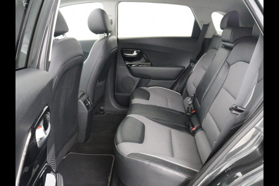 Kia e-Niro DynamicPlusLine 64 kWh | SOH 95,3% | Panoramadak | Half leder | Stuur/stoel verwarming | Adaptive cruise | Lane assist | Climate control | Carplay | Camera | Park assist | Full LED